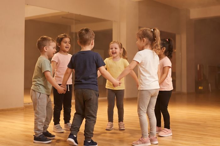 Crianças em roda numa aula de dança criativa
